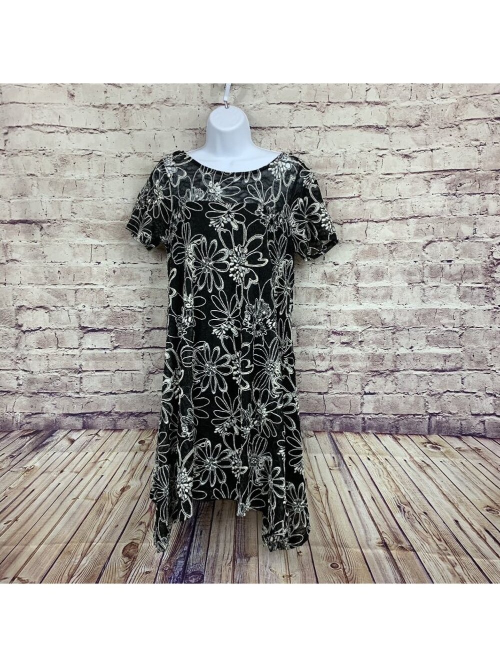 Roz & Ali Black White Floral Lace Shark Bite Hem Fit & Flare Dress